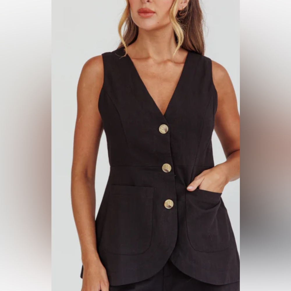 Elegant Black Buttoned Tank Top